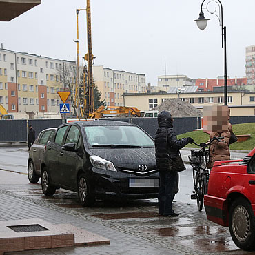 Uderzya drzwiami rowerzystk. Dostaa mandat w wysokoci 220 z