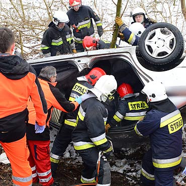 Nissan wpad do rowu. Kierujca pojazdem kobieta uwiziona! Zobacz zdjcia