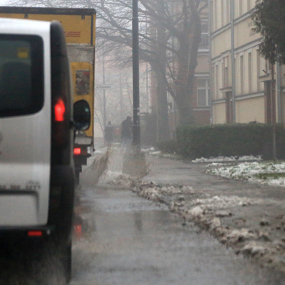 Zimny prysznic przy Kołłątaja wciąż grozi przechodniom!