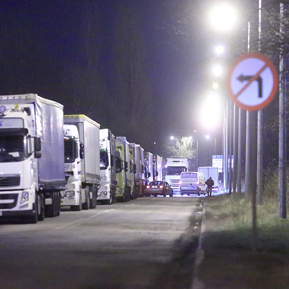 Setki TiR-ów w oczekiwaniu na przeprawę. Korek na prawobrzeżu!