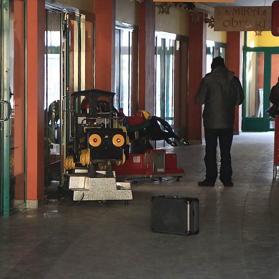 Zodziej ukrad pienidze z automatu z zabawkami. Policja szuka sprawcy