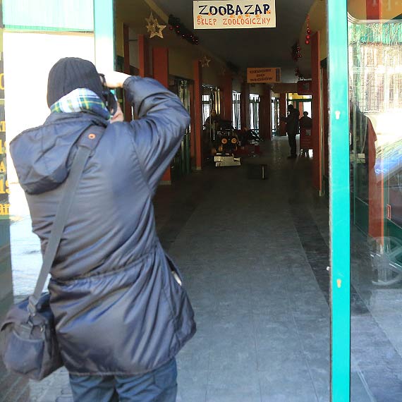 Zodziej ukrad pienidze z automatu z zabawkami. Policja szuka sprawcy