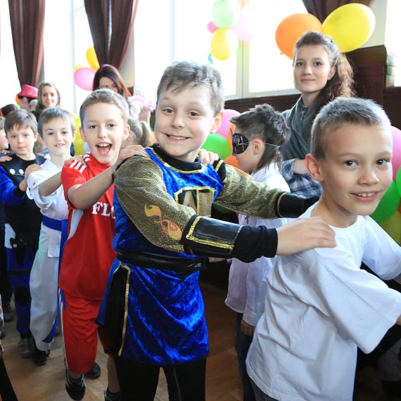 Bal karnawaowy w "Jedynce". Dzieci bawiy si wietnie. Zobacz film!