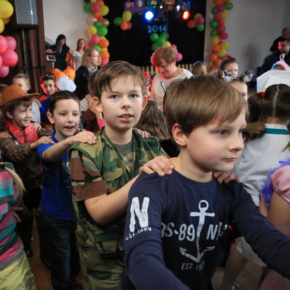 Bal karnawaowy w "Jedynce". Dzieci bawiy si wietnie. Zobacz film!