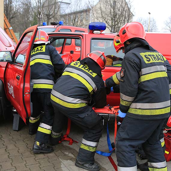 Samochd uderzy w budynek stray poarnej. Jedna osoba  ranna