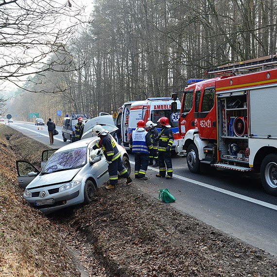 Mieszkaniec winoujcia zjecha do rowu na krajowej 3. Jedna osoba w szpitalu