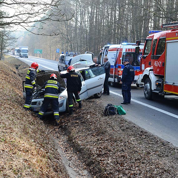 Mieszkaniec Świnoujścia zjechał do rowu na krajowej 3. Jedna osoba w szpitalu