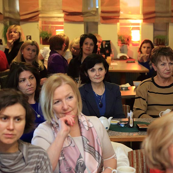 Akademia z lekką nutką feminizmu. Zobacz film!