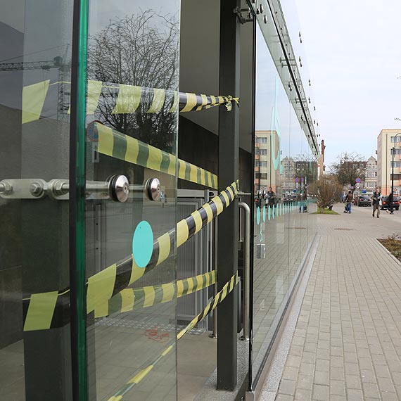 Wiatr po raz kolejny uszkodzi drzwi toalety przy ulicy Bema