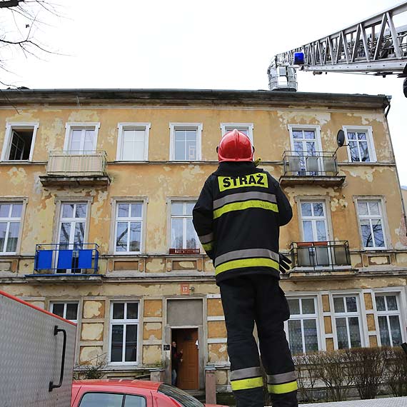 Strażacy ściągali belki z dachu