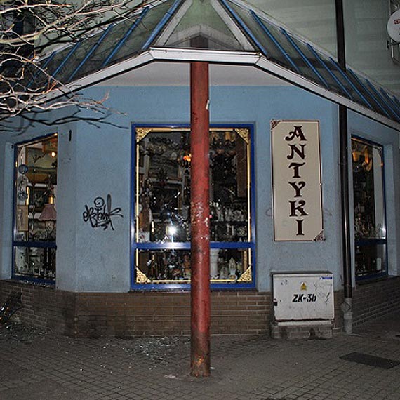 Pijany 33-latek wybi szyby w sklepie i uszkodzi drzwi na Bieliku. Grozi mu do 5 lat za kratkami