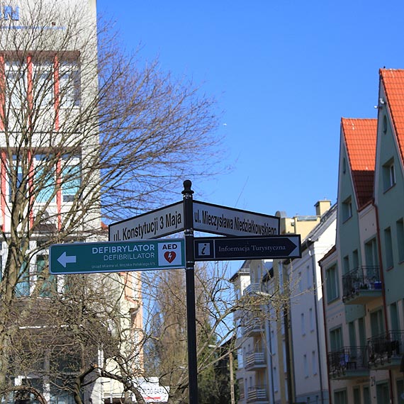 Wandale przekręcają znaki z nazwami ulic. Czytelnik: Czy służby śpią?