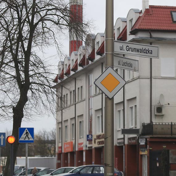 Wandale przekręcają znaki z nazwami ulic. Czytelnik: Czy służby śpią?