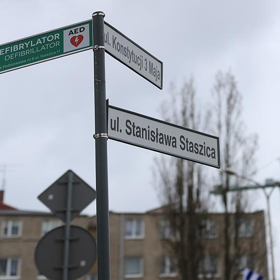 Wandale przekręcają znaki z nazwami ulic. Czytelnik: Czy służby śpią?