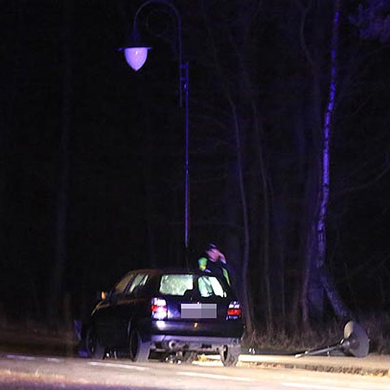 Kierowca volkswagena uderzy w latarni uliczn. Jecha bez prawka