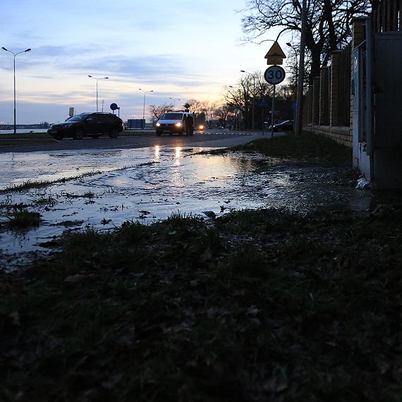Awaria sieci wodocigowej przy ulicy Wadysawa IV w rejonie ul. Rogoziskiego