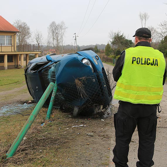 Policjanci ustalili kierowc, ktry uderzy mazd w ogrodzenie na dziakach. Zdradzi go telefon 
