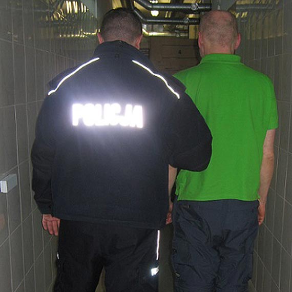 52 - latek handlowa narkotykami. Zosta tymczasowo aresztowany na trzy miesice