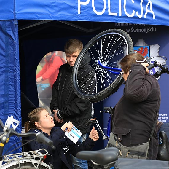 winoujscy policjanci znakowali rowery