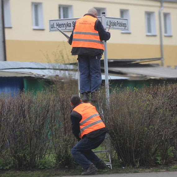Pracownicy Przedsiębiorstwa Robót Drogowych wymieniali wygiętą tablicę informacyjną