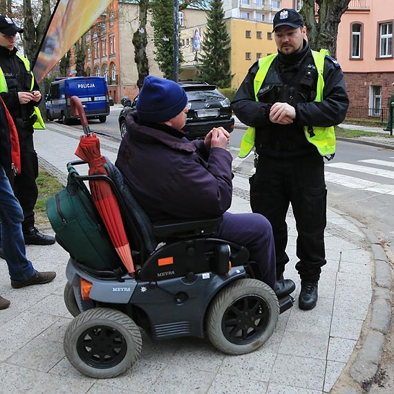 Zniszczony wzek. Jego waciciel - na szczcie cay