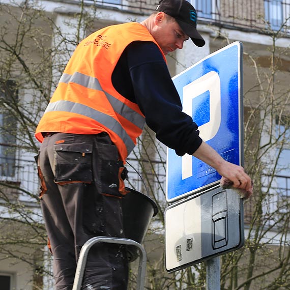 Zaczęło się mycie znaków w mieście