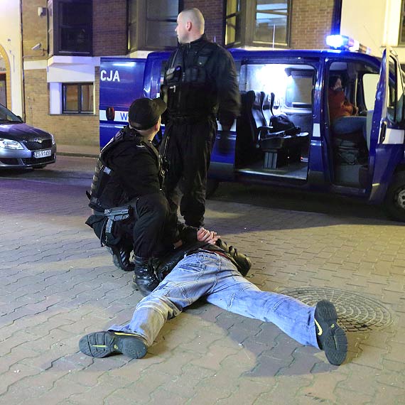 Wybi szyb w "Stodole" i ukrad skrzynk piwa