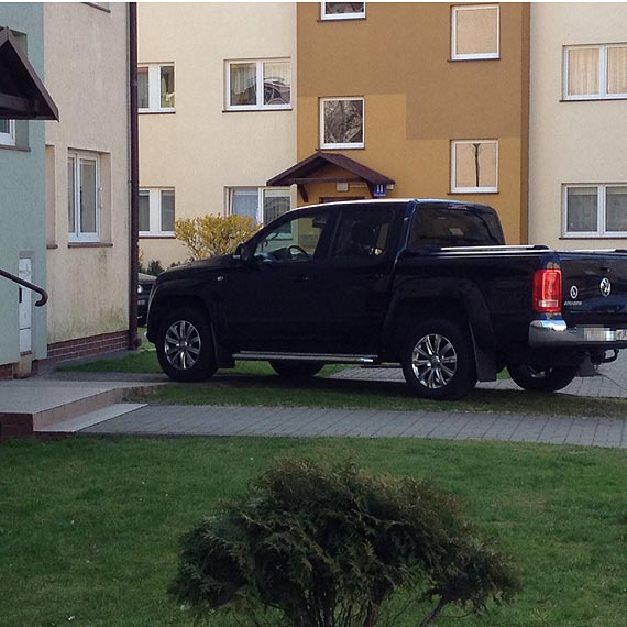 Kolejny prawdziwy mistrz parkowania zaparkowa na chodniku