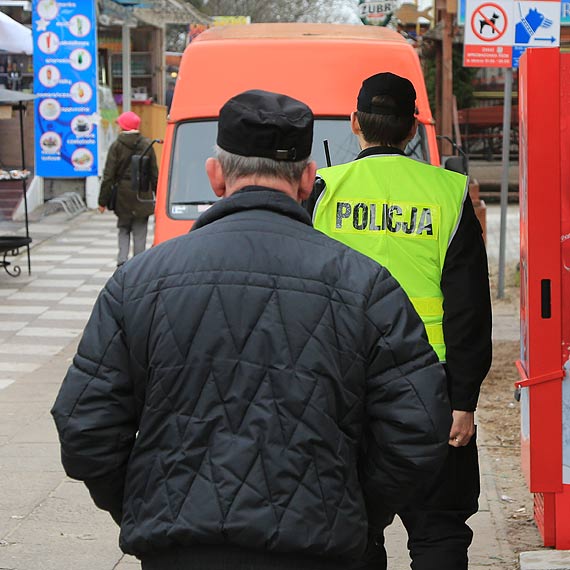 Samochd dostawczy stoczy si z grki i uderzy w starsz kobiet. Trafia do szpitala