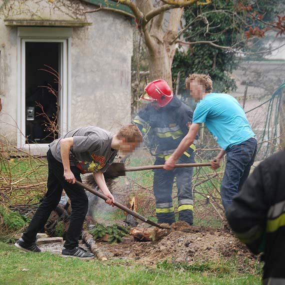 Modzie urzdzia sobie ognisko przy Krzywej. Interweniowali straacy