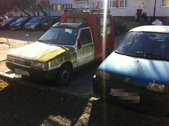 Wrak fiata straszy na parkingu osiedlowym