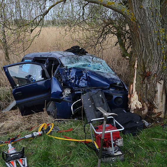 Groźny wypadek na 1 km przed "Karsiborami". Kierowca hyundaia uderzył w drzewo. Trzy osoby ranne. Zobacz więcej zdjęć!