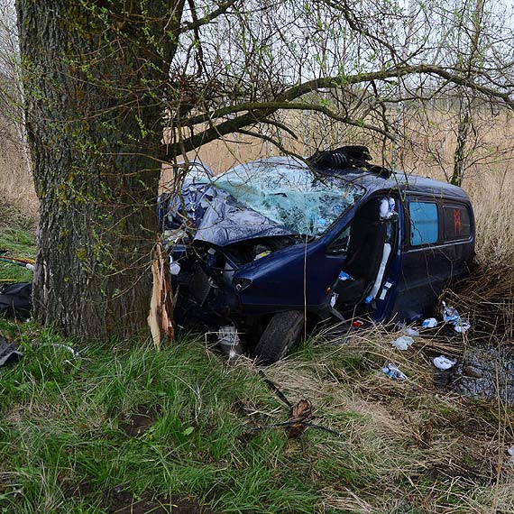 Groźny wypadek na 1 km przed "Karsiborami". Kierowca hyundaia uderzył w drzewo. Trzy osoby ranne. Zobacz więcej zdjęć!