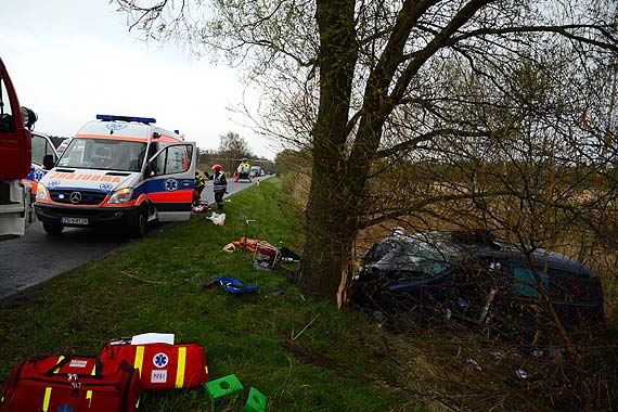 Groźny wypadek na 1 km przed "Karsiborami". Kierowca hyundaia uderzył w drzewo. Trzy osoby ranne. Zobacz więcej zdjęć!