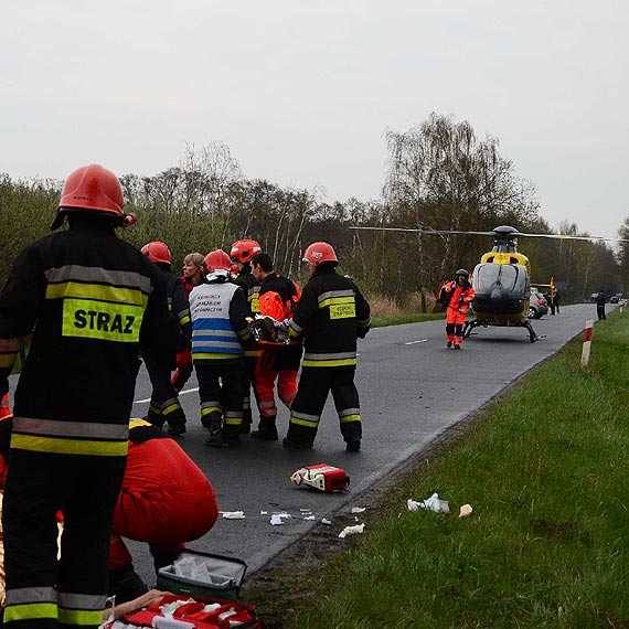 Groźny wypadek na 1 km przed "Karsiborami". Kierowca hyundaia uderzył w drzewo. Trzy osoby ranne. Zobacz więcej zdjęć!