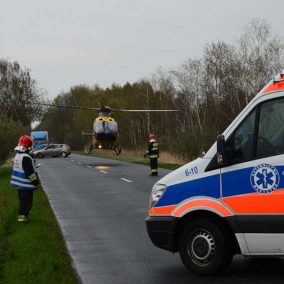 Groźny wypadek na 1 km przed "Karsiborami". Kierowca hyundaia uderzył w drzewo. Trzy osoby ranne. Zobacz więcej zdjęć!