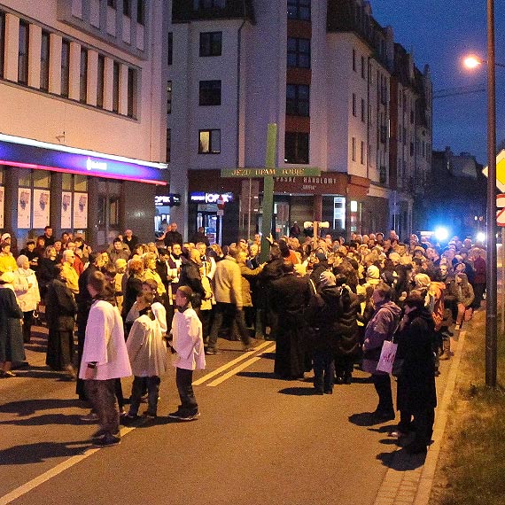 Droga krzyżowa przeszła ulicami Świnoujścia. Zobacz zdjęcia!