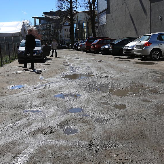 Dziurawy parking straszy mieszkacw i turystw. Kierowco uwaaj, moesz uszkodzi auto