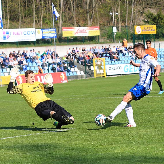 Pikarze Floty winoujcie w 25. kolejce I ligi przegrali z Puszcz Niepoomice 0:1.