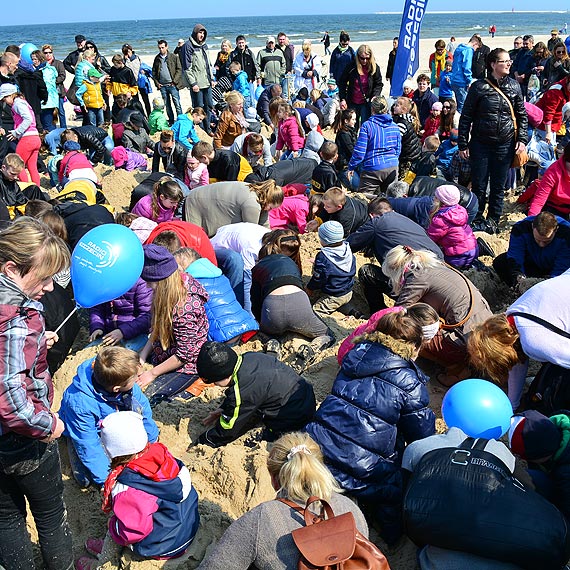 Przekopali plażę w poszukiwaniu jajek-niespodzianek!
