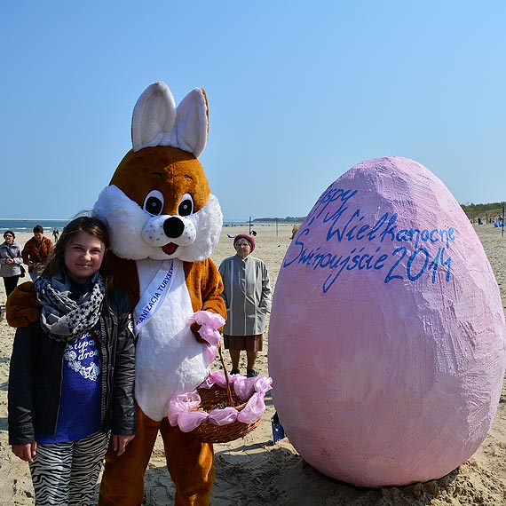 Przekopali plażę w poszukiwaniu jajek-niespodzianek!