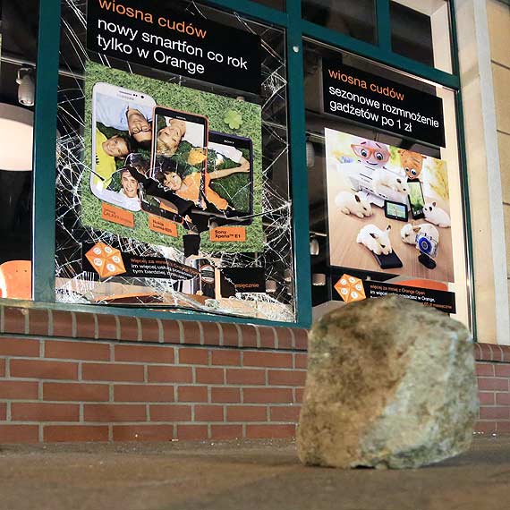 Pijany obcokrajowiec wybi szyb w salonie Orange