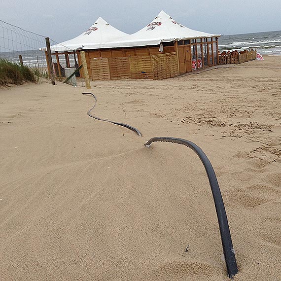 Czytelnik: Uwaga na wystajcy kabel energetyczny
