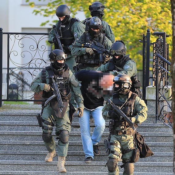 Strzelanina w rnych rejonach miasta. W pitek antyterroryci szaleli w winoujciu. Zatrzymano kilka osb