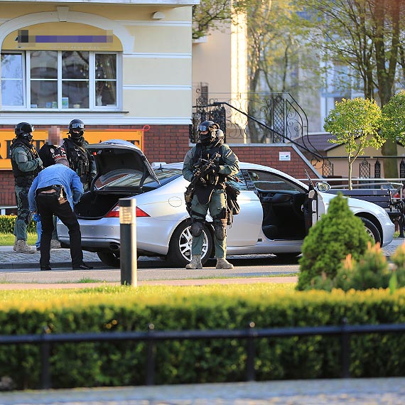 Strzelanina w rnych rejonach miasta. W pitek antyterroryci szaleli w winoujciu. Zatrzymano kilka osb