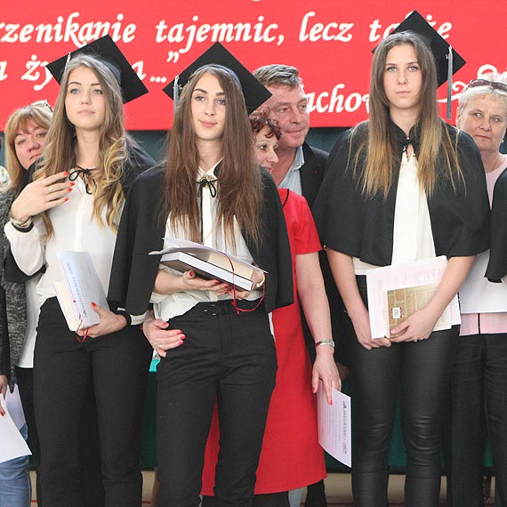 Abiturienci Mieszka I otrzymali wiadectwa