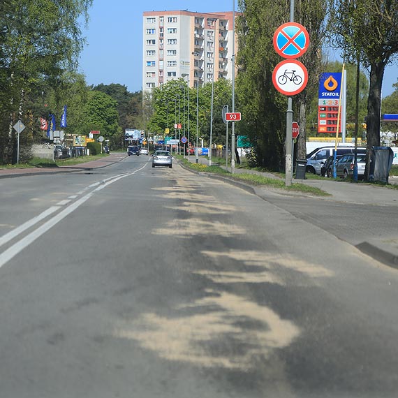 Na ulicy Grunwaldzkiej i Karsiborskiej z koparki wyciek olej. Na miejscu interweniowali straacy