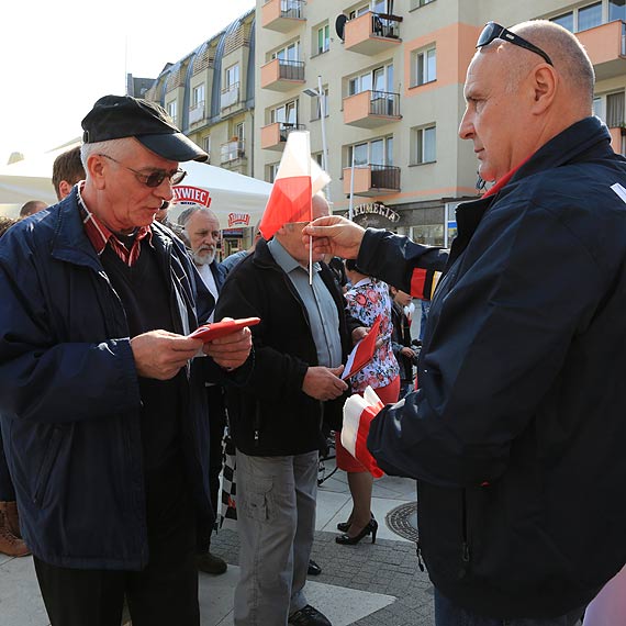 Na Placu Wolności rozdano tysiąc flag