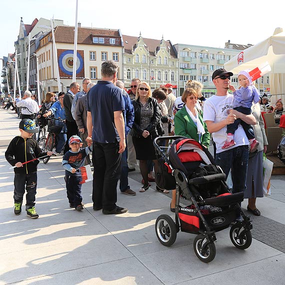 Na Placu Wolności rozdano tysiąc flag