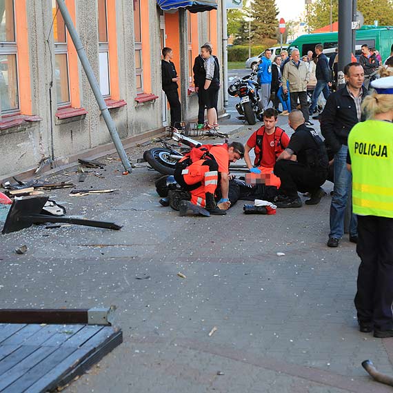 Samochd wjecha w motocyklist i razem wpadli na chodnik taranujc ogrdek restauracji. Kierowca peugeota ucieka, by pod wpywem alkoholu. Zobacz film! 